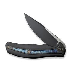 We Knife Zonda Black Titanium Handle With Twill Carbon Fiber & Flamed Titanium Inlay Black Stonewashed CPM 20CV Blade Satin Flat Çakı